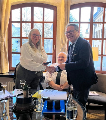 d´Margot Bühlmann huet "d´Croix de Mérite en Argent avec ruban rouge-blanc-bleu" fir iwer 10 Joer als Keessière vun der Garnisounsmusek kritt