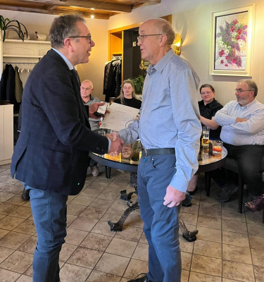 de Jean-Paul Kinnen as vum Romain Henrion äusgezeechent gin mat der "Distinction en Vermeil" fir 30 Joer Aktivitéit