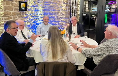 um ronnen Dësch gët ët kee Sträit, wien um Kapp soll sëtzen