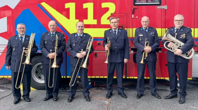 3 Trombonnen, 2 Trompetten an 1 Euphonium stellen e flotten Ensembel duer
