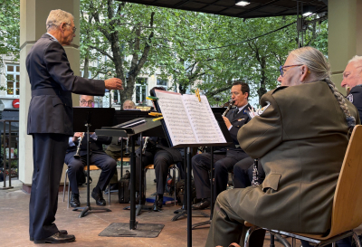 de Claude mecht einfach eng gutt Figur als Chef vun engem Orchester