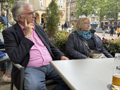 eise Präsident , de Fernand Diederich, huet daat Ganzt am Aa an d´Marianne passt op datt de Pier net zevill falsch Noute spillt